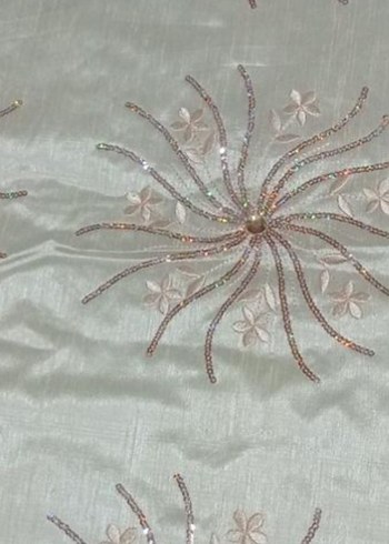 İşlemeli Parlak Krem Yatak Örtüsü - Görsel 7