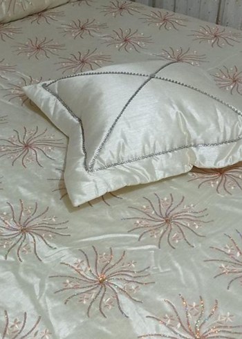 İşlemeli Parlak Krem Yatak Örtüsü - Görsel 3