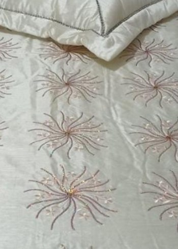 İşlemeli Parlak Krem Yatak Örtüsü - Görsel 6