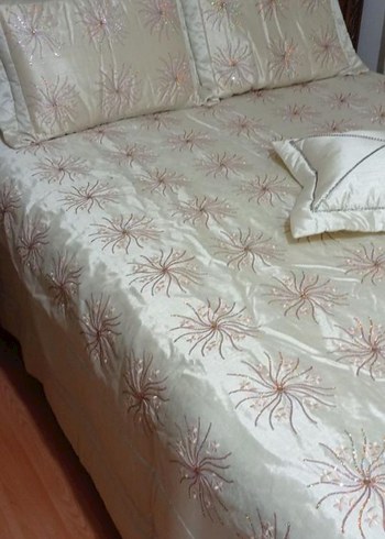 İşlemeli Parlak Krem Yatak Örtüsü - Görsel 2