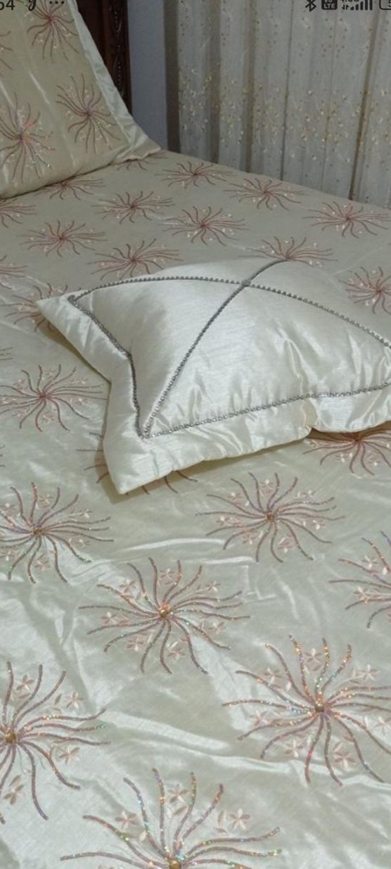 İşlemeli Parlak Krem Yatak Örtüsü - Görsel 3