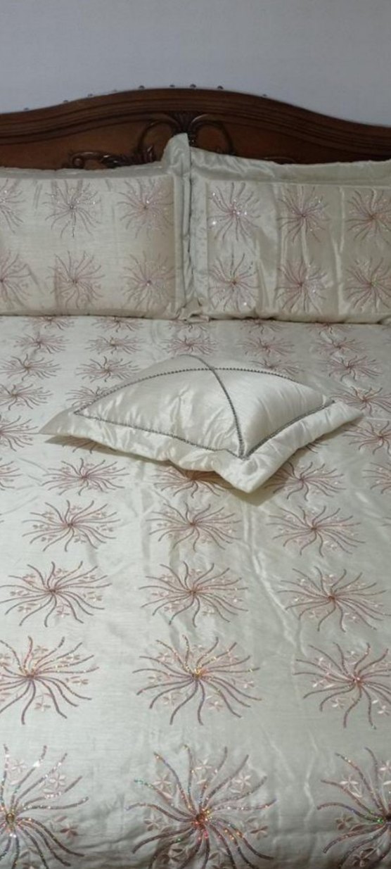 İşlemeli Parlak Krem Yatak Örtüsü - Görsel 5
