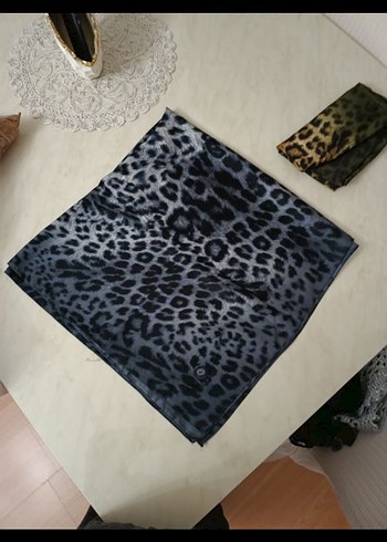 Kadın Gri Leopar Desenli Kürk Detaylı eşarp - Görsel 3