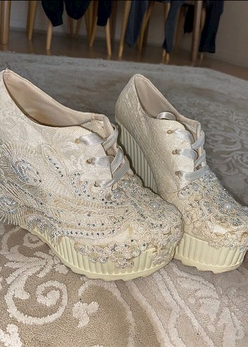 Beyaz Dantel İşlemeli Kadın Dolgu Topuk Ayakkabı - Görsel 2