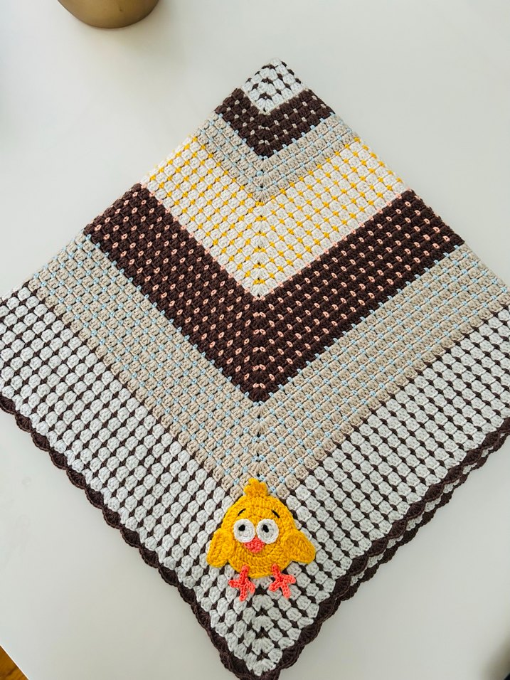 Desenli Kahverengi Örgü Çocuk Battaniyesi - Görsel 2