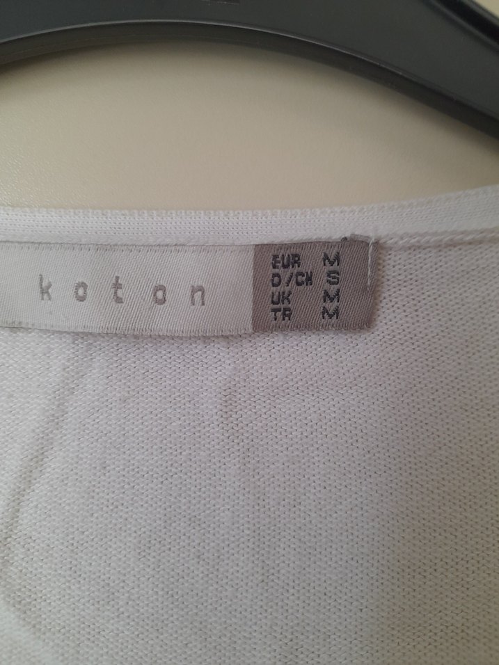 Düğmeli Beyaz V Yaka Kadın Hırka - Görsel 2