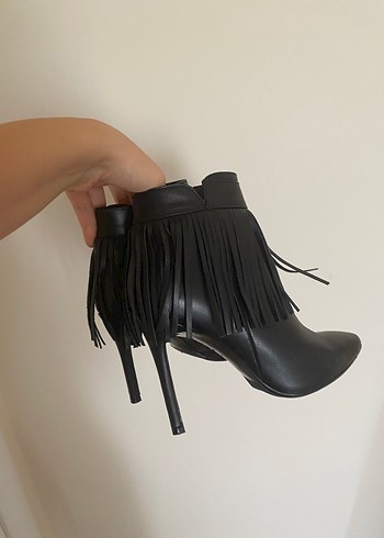Püsküllü Siyah Deri Stiletto Bot