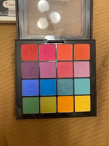 Beden Nyx far paleti, the balm yüz paleti ve pastel allık