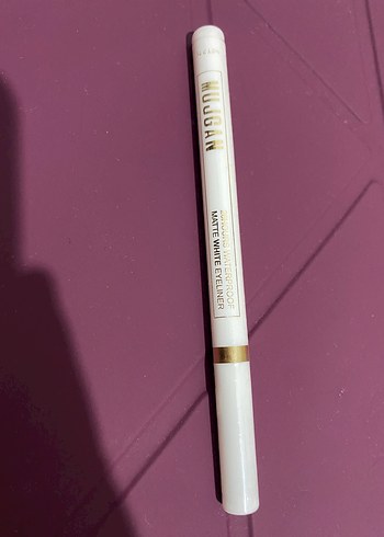 Müjgan Beyaz eyeliner