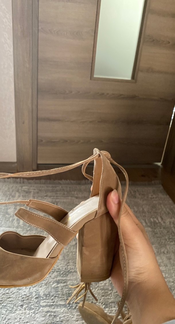 Bej Süet Tokalı Kadın Topuklu Ayakkabı - Görsel 2