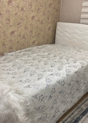 Gri İşlemeli Beyaz Yatak Örtüsü