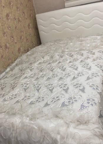 Beden Gri İşlemeli Beyaz Yatak Örtüsü