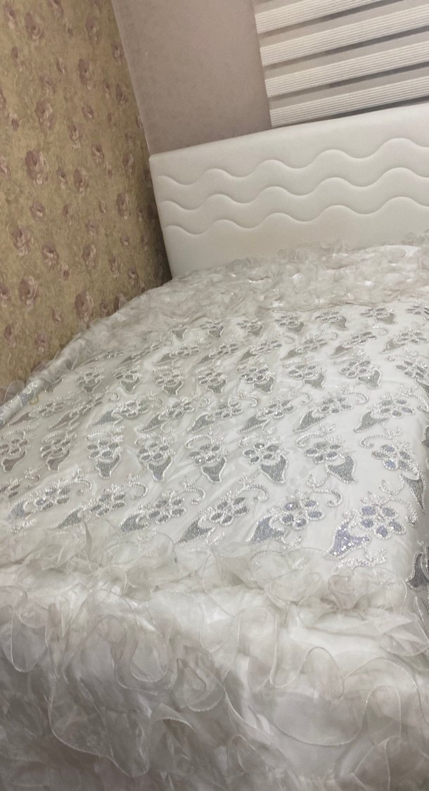 Gri İşlemeli Beyaz Yatak Örtüsü - Görsel 3