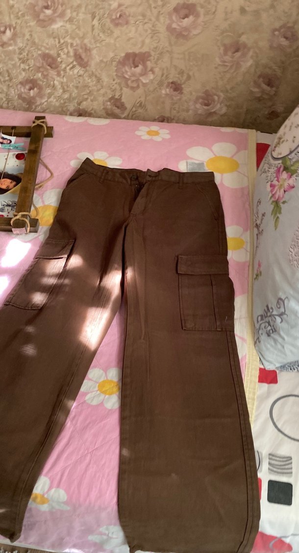 Kahverengi yanları cepli pantolonun - Görsel 2