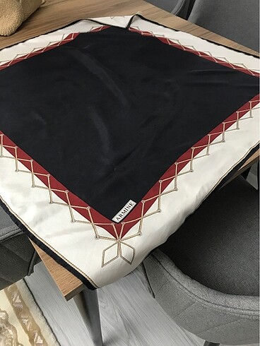 Beden siyah Renk Armine eşarp
