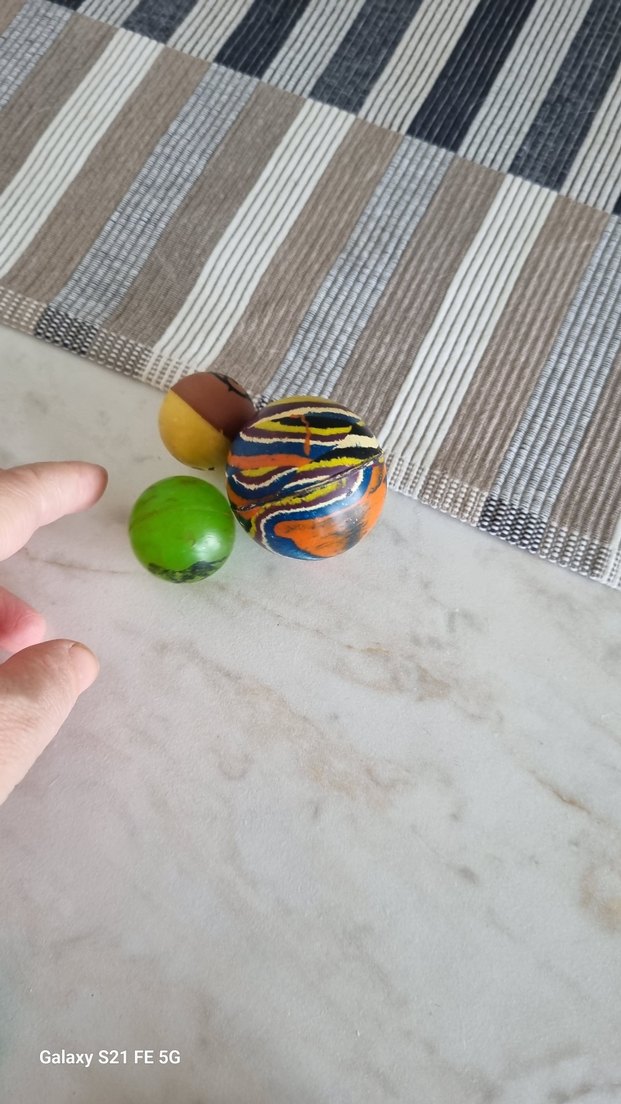 Renkli Dönen Toplar ve Oyuncaklar - Görsel 3