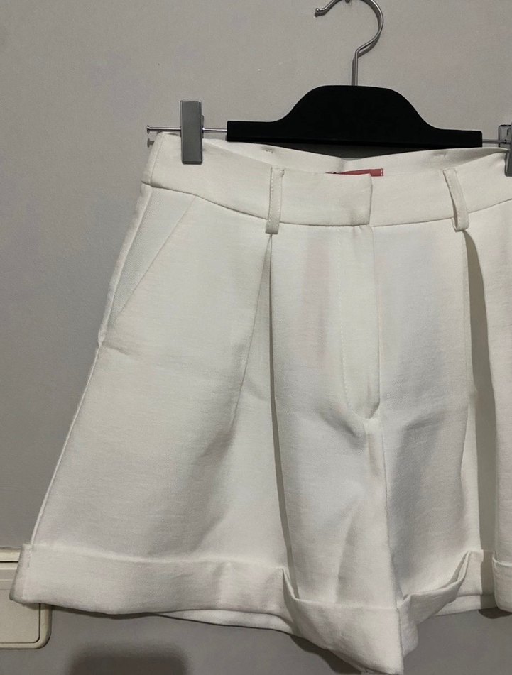 Beyaz Pilili Mini Şort - Görsel 2