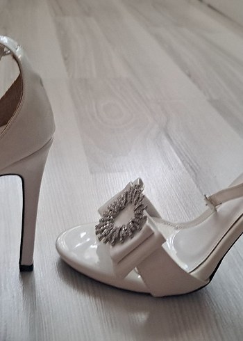DKNY Abiye Beyaz Nakışlı Stiletto Topuklu Kadın Abiye Ayakkabı