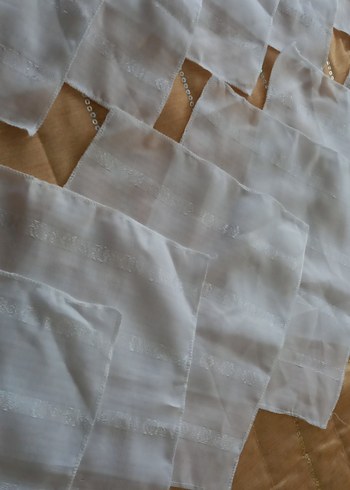 İşlemeli  Beyaz desenli parcalar kenarları ovorlok cekilmis - Görsel 7