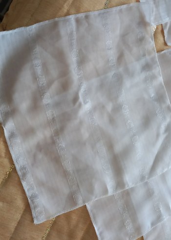 İşlemeli  Beyaz desenli parcalar kenarları ovorlok cekilmis - Görsel 3