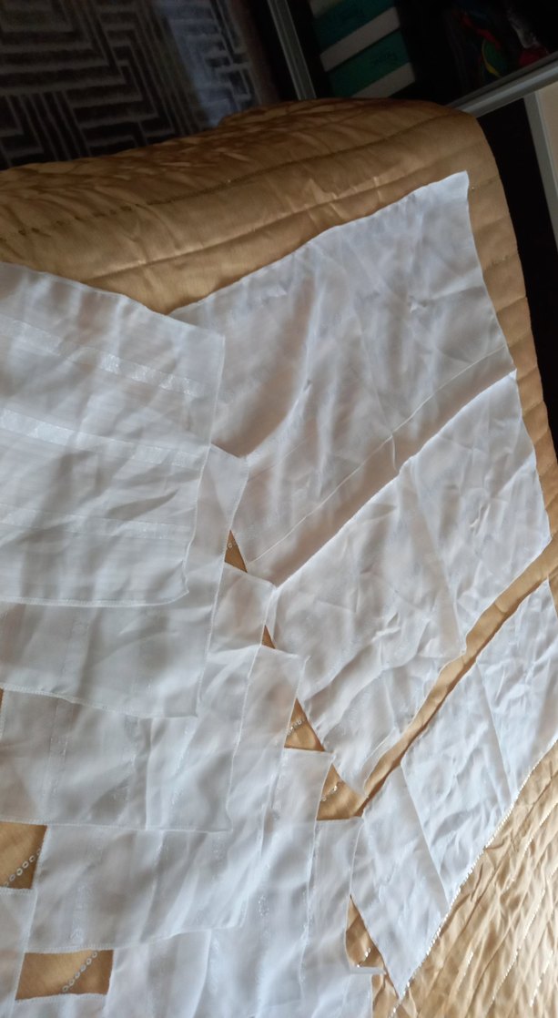 İşlemeli  Beyaz desenli parcalar kenarları ovorlok cekilmis - Görsel 4