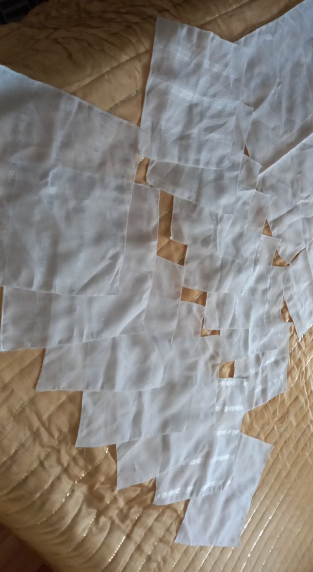 İşlemeli  Beyaz desenli parcalar kenarları ovorlok cekilmis - Görsel 2