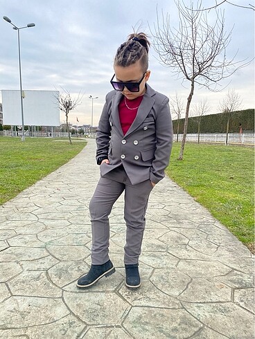 3 parça takım elbise 6-7 ve 7-8 yaş mevcut
