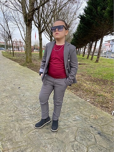 Diğer 3 parça takım elbise 6-7 ve 7-8 yaş mevcut