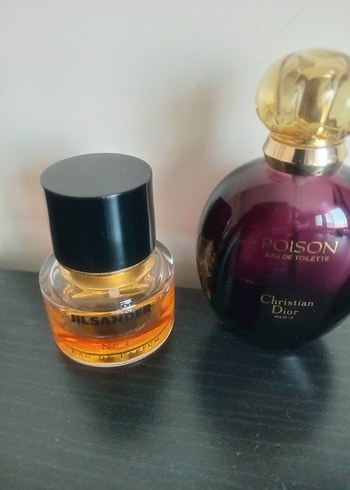 Dior Bir Vintage Parfüm ve Bir Parfüm Şişesi