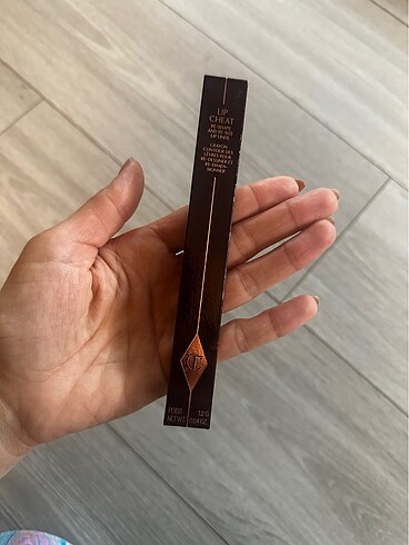  Beden Charlotte Tilbury Love Trap dudak kalemi