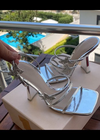 Altın Renkli İşlemeli İnce Topuklu Kadın Ayakkabı - Görsel 2