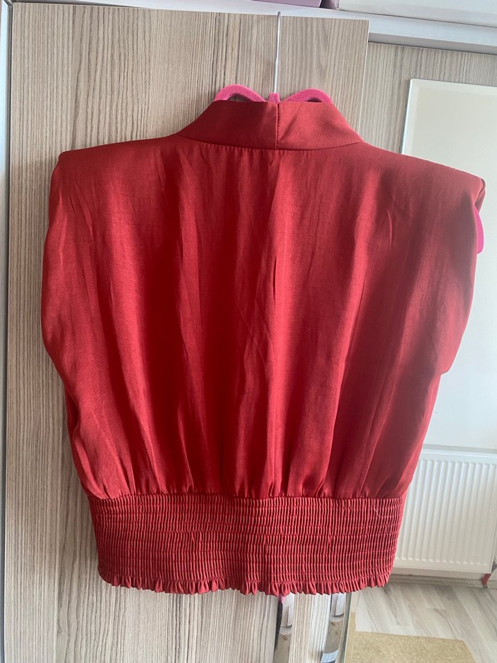 Kırmızı Vintage V-Yaka Düğmeli Bluz - Görsel 4