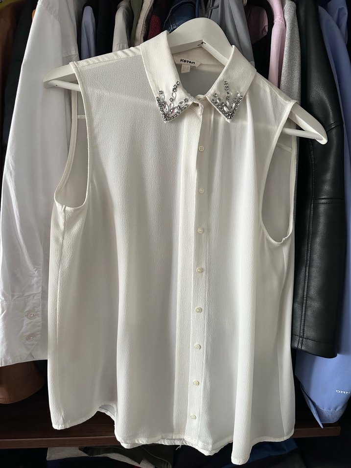 Parlak Beyaz Düğmeli Kolsuz Gömlek - Görsel 2