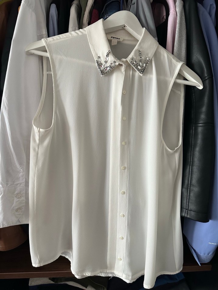 Parlak Beyaz Düğmeli Kolsuz Gömlek - Görsel 3
