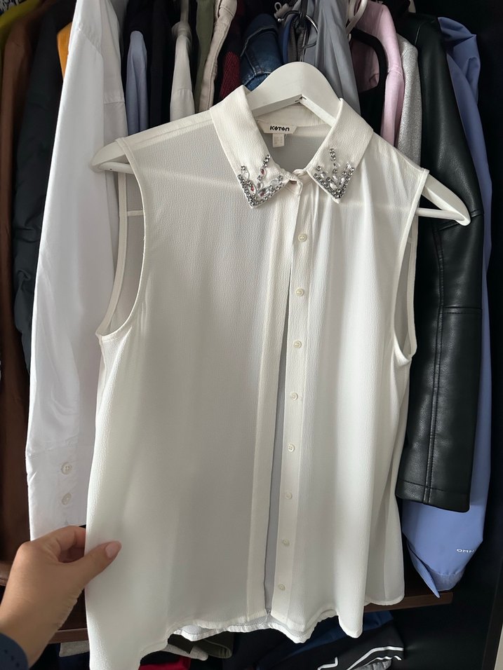 Parlak Beyaz Düğmeli Kolsuz Gömlek - Görsel 5