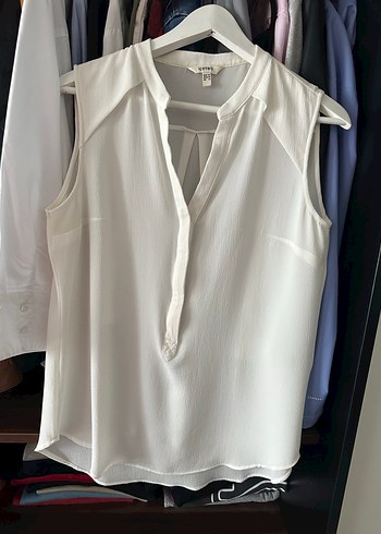 V Yaka Düğmeli Beyaz Kolsuz Bluz - Görsel 4