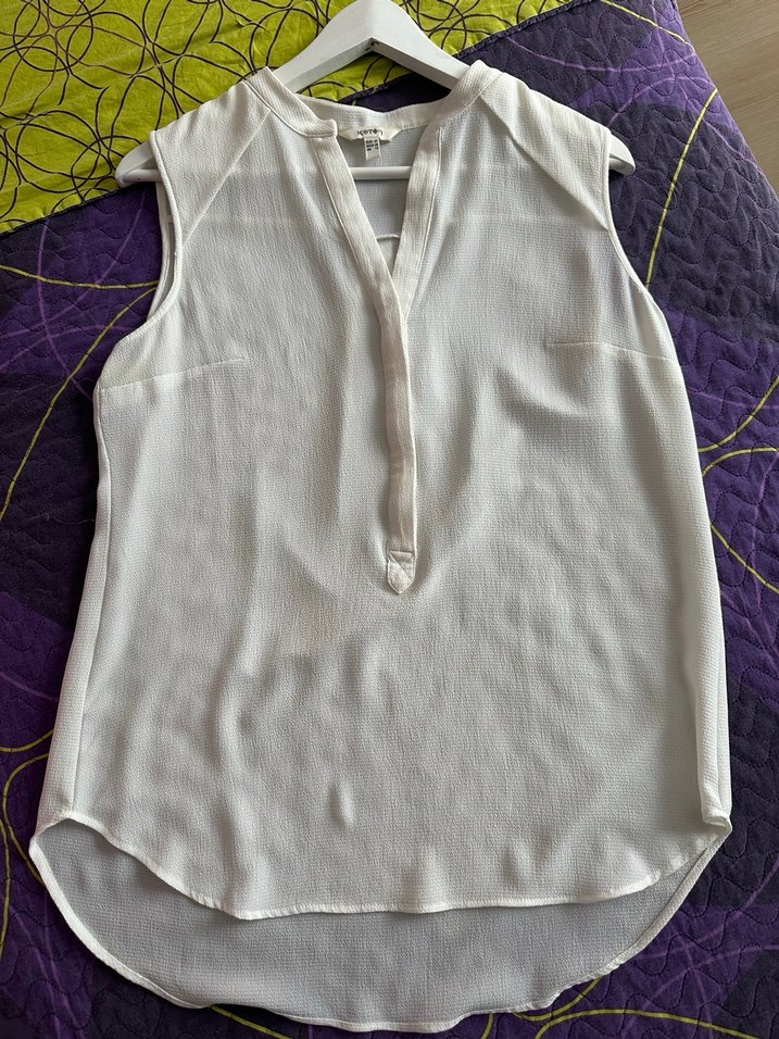 V Yaka Düğmeli Beyaz Kolsuz Bluz - Görsel 2