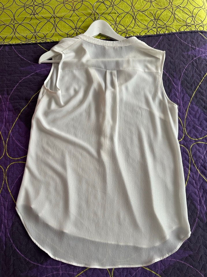 V Yaka Düğmeli Beyaz Kolsuz Bluz - Görsel 3