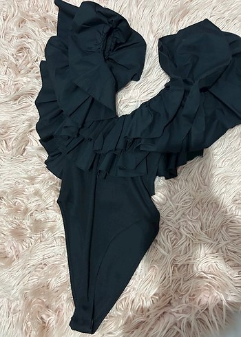 s Beden Siyah Fırfırlı V Yakalı Zara body