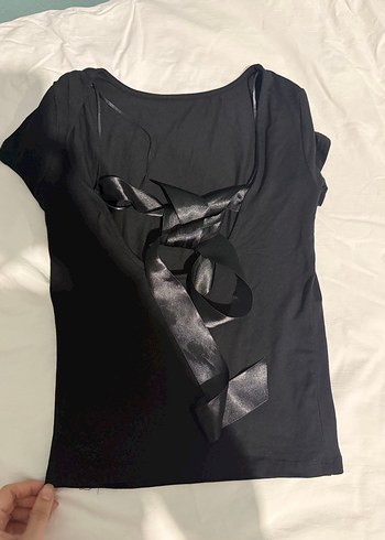 Siyah Gotik Fiyonklu sırt detaylı bluz