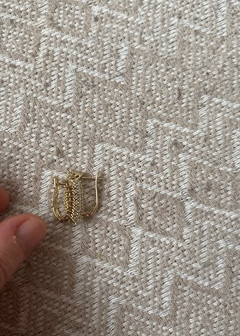 Zincir Detaylı Mini Yılan Desenli Altın Küpe - Görsel 2