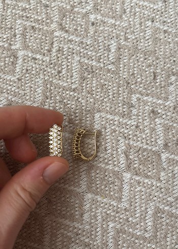 Zincir Detaylı Mini Yılan Desenli Altın Küpe - Görsel 3