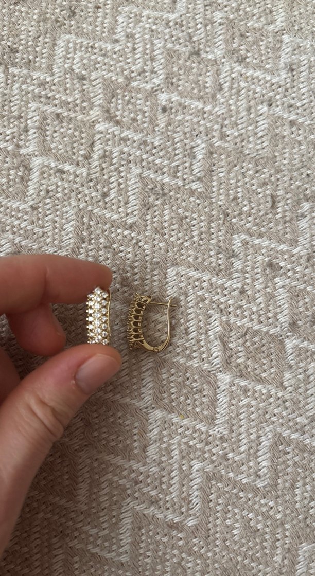 Zincir Detaylı Mini Yılan Desenli Altın Küpe - Görsel 3