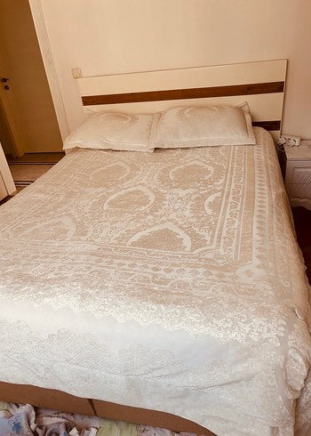 Nakışlı Beyaz Yatak Örtüsü - Görsel 2