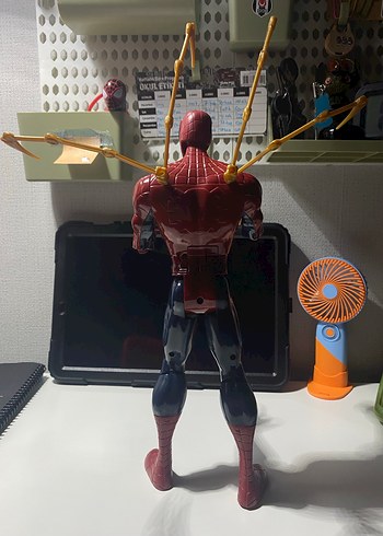 Beden Altın Detaylı Örümcek Adam Figürü