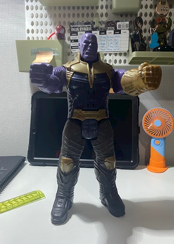 Mor ve Altın Renkli Thanos