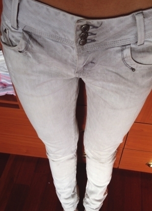 BERSHKA beyaz pantalon