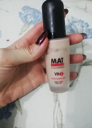 Flormar mat touch fondöten 