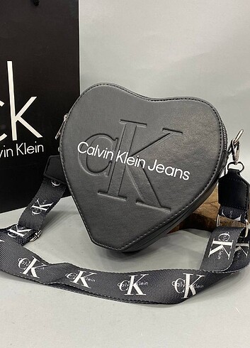 Calvin Klein Kalp Şeklinde Çanta 