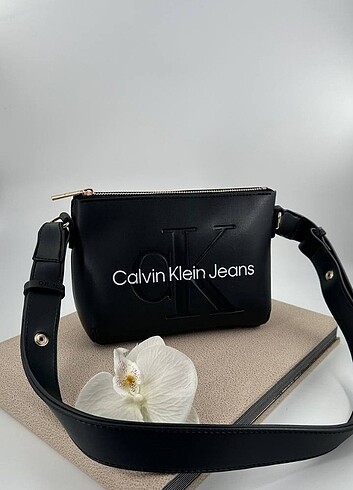 Calvin Klein - Sculpted Camera Bag 